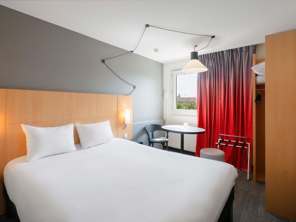 Ibis Cergy Pontoise Le Port 24/67
