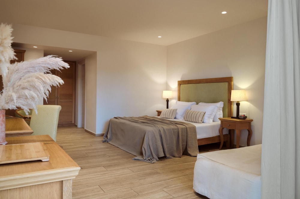 بنغل بريميوم بسرير مزدوج بإطلالة على الحديقة مع أريكة، Civitel Creta Beach 3/10
