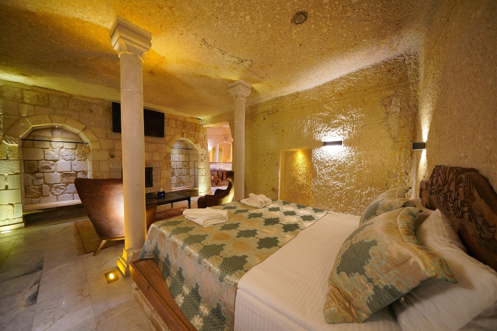 CAVE, SULTAN, SUITE