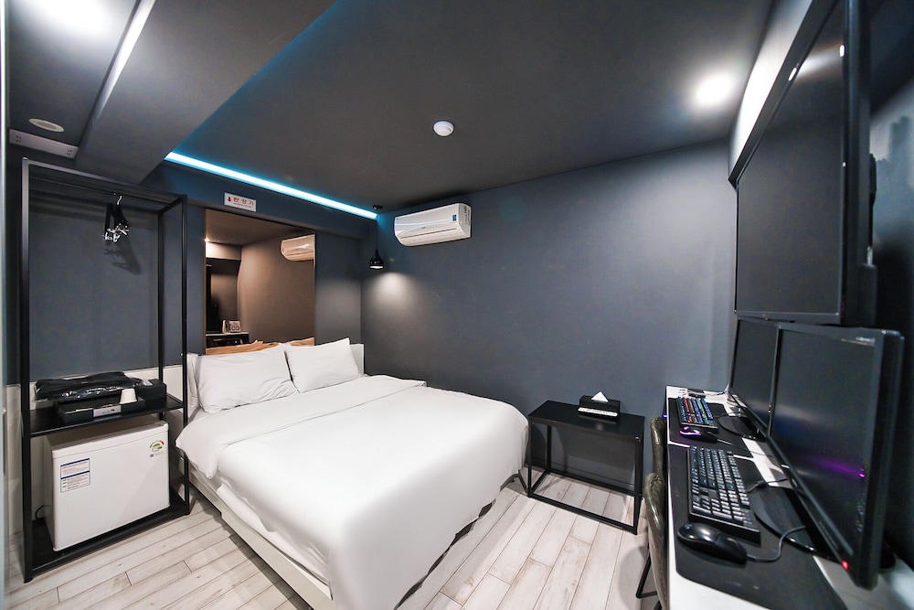 Wol Hotel 14/76