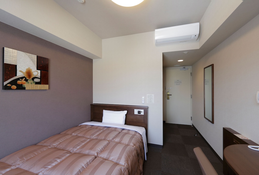 ROOM, SINGLE