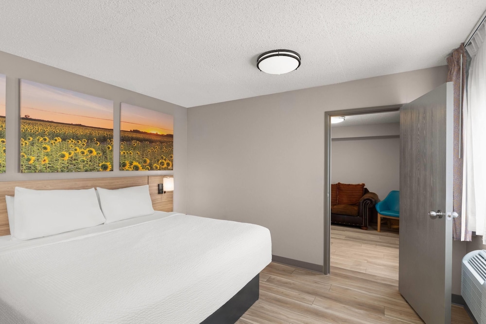 Room, King Bed, Kitchenette