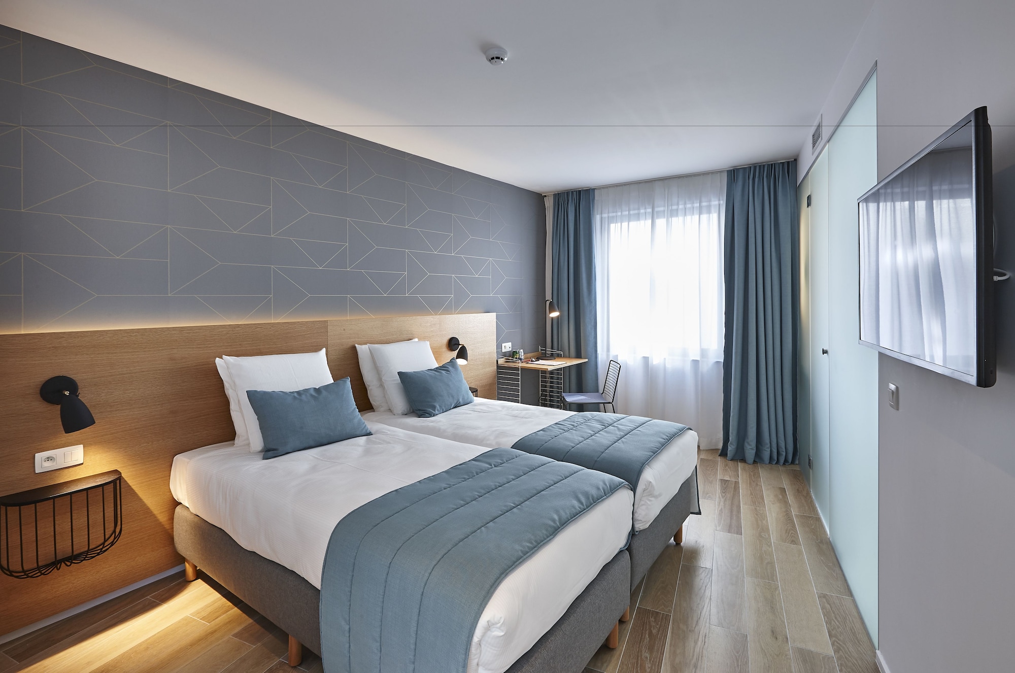 COZY, TWIN BEDS