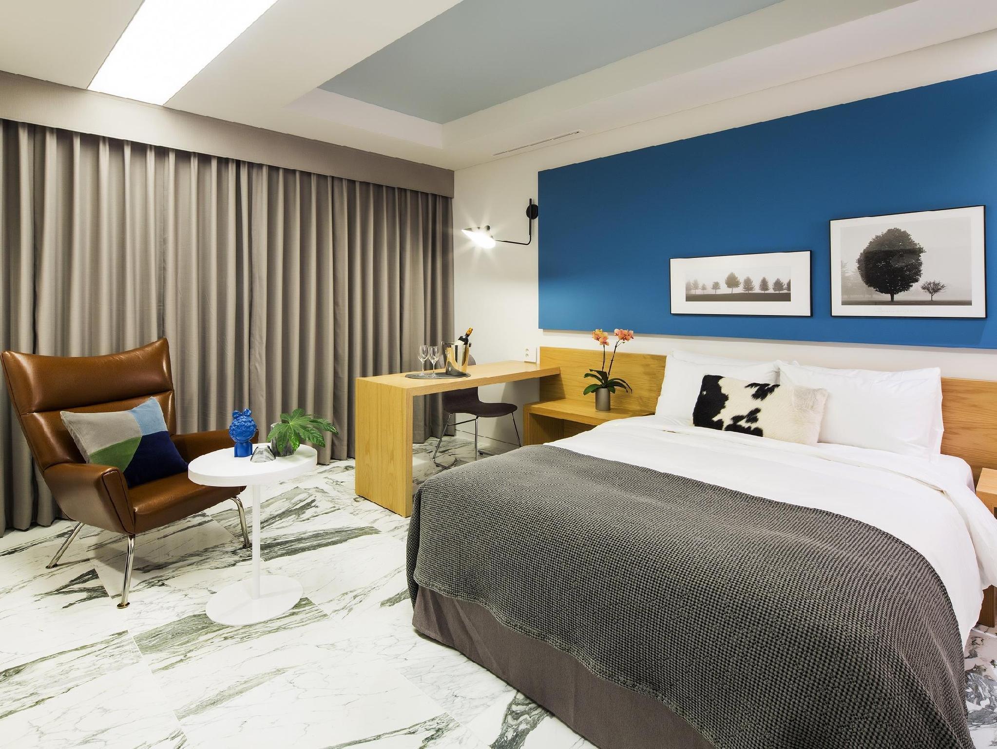 BUSINESS, DOUBLE BED