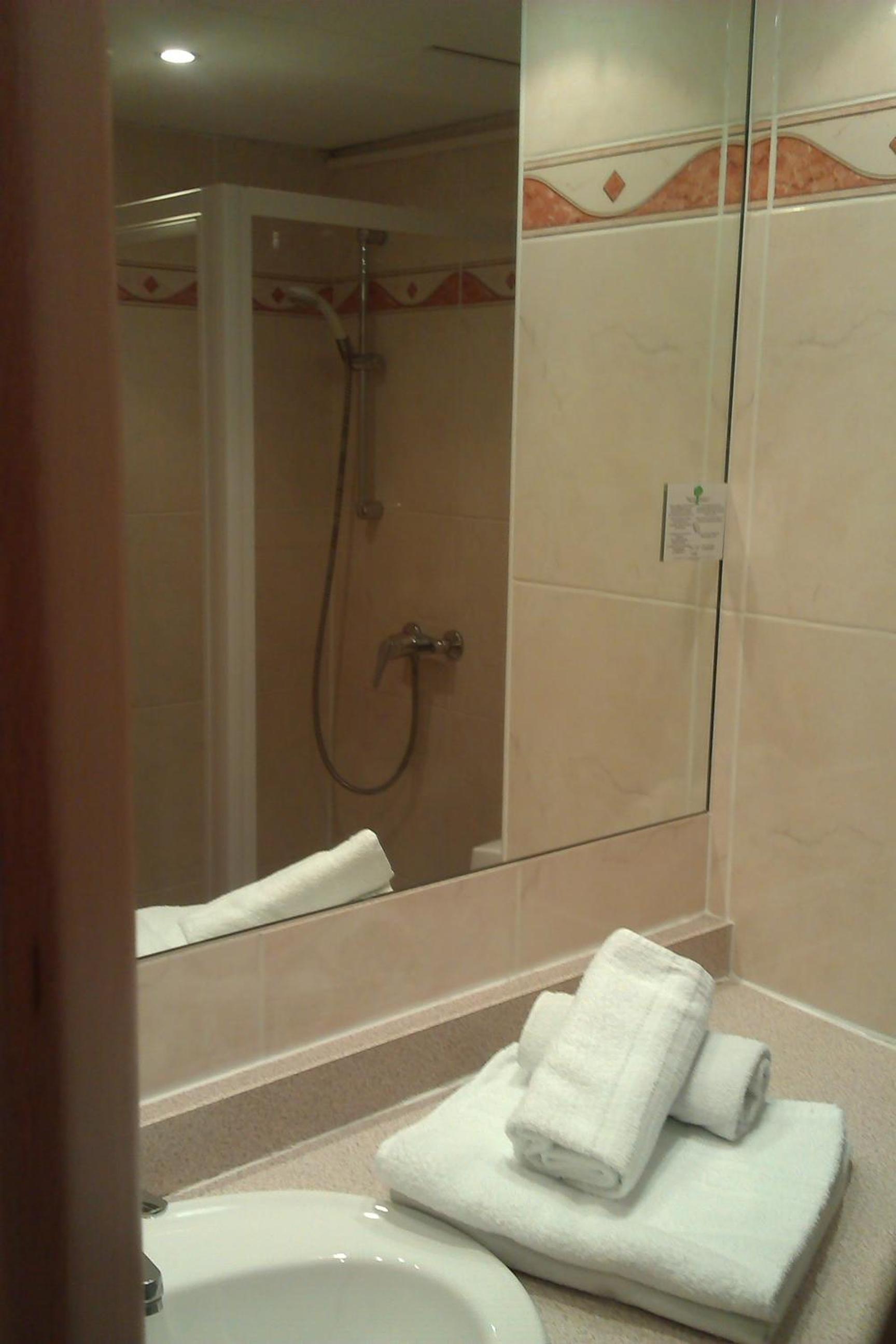 غرفة ثلاثية، Hotel Oasis 2/2