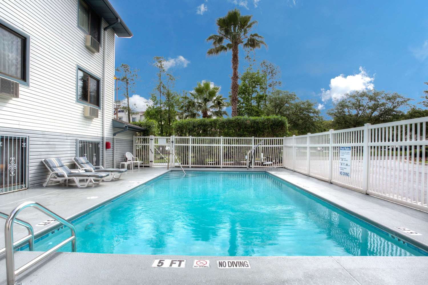Super 8 by Wyndham Gainesville I-75 Hospital/University Area 22/25