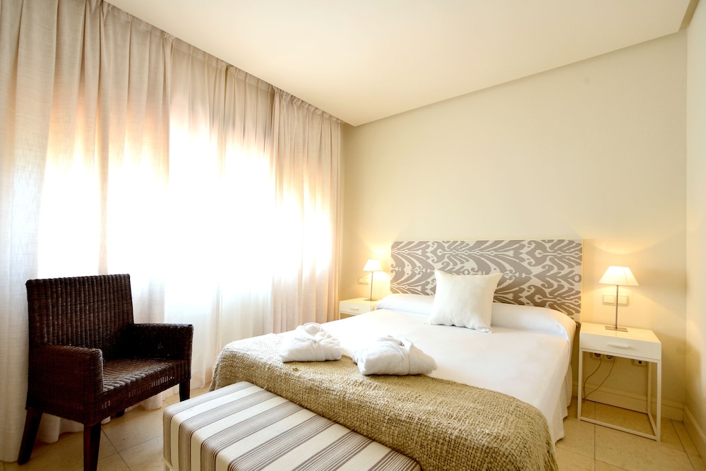 3 Bedrooms, Apartment, 1 Double and 4 Single Beds, 2 Bathrooms