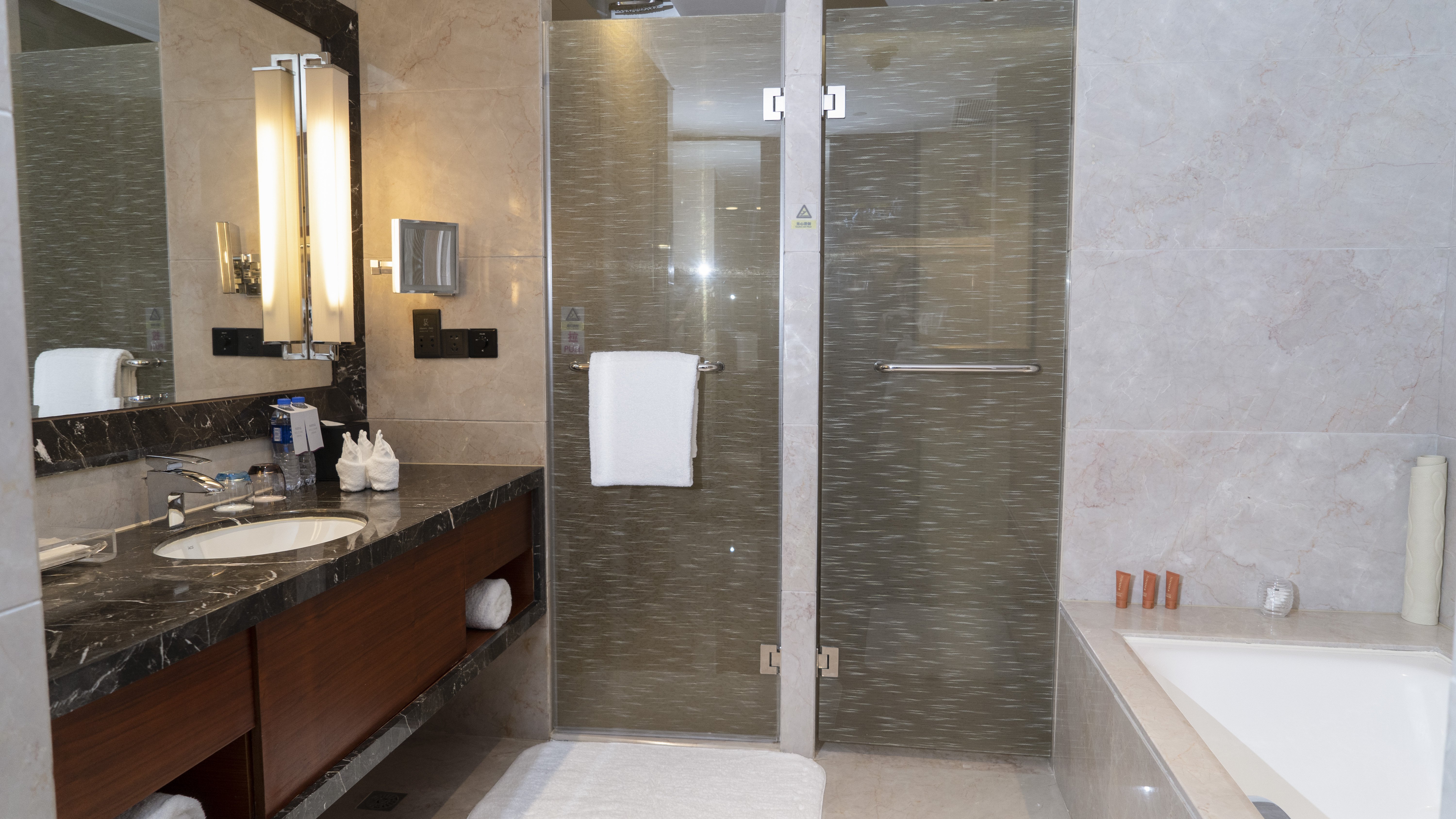 CROWNE PLAZA WUXI TAIHU 75/76