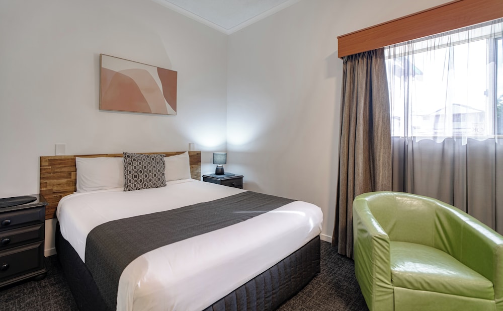 Deluxe, Family, 1 Single and 2 Queen Beds