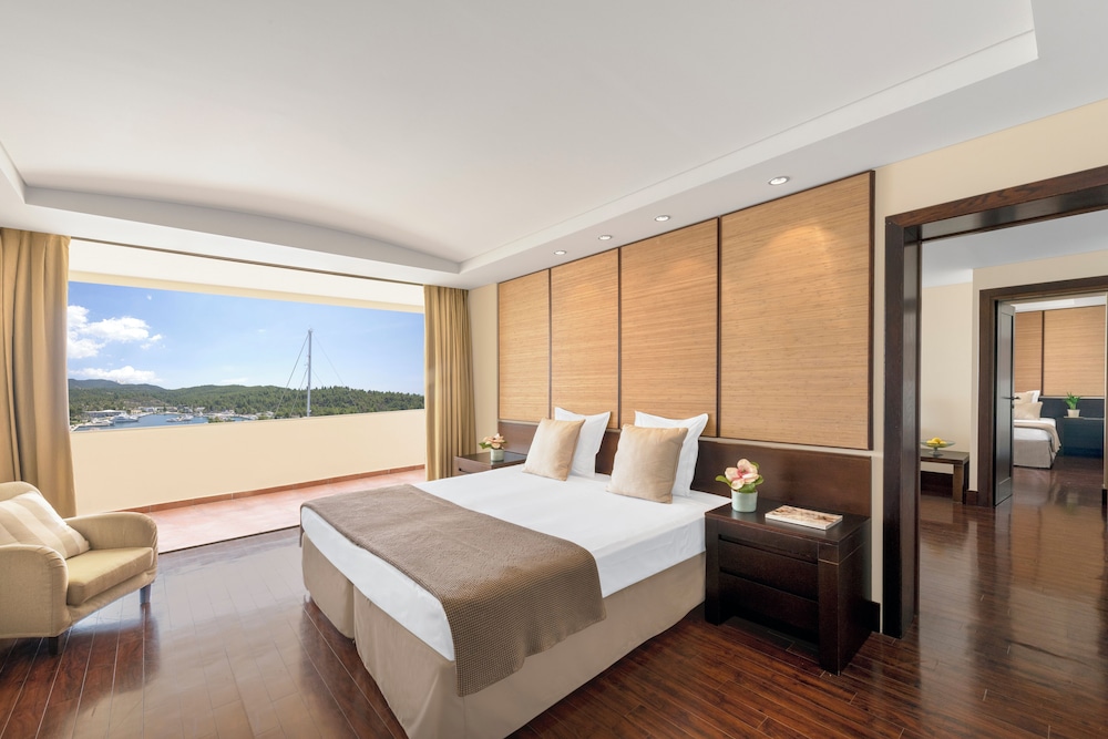 2 Bedrooms, Suite, 2 Double Beds, Sea or Marina View, Sofa