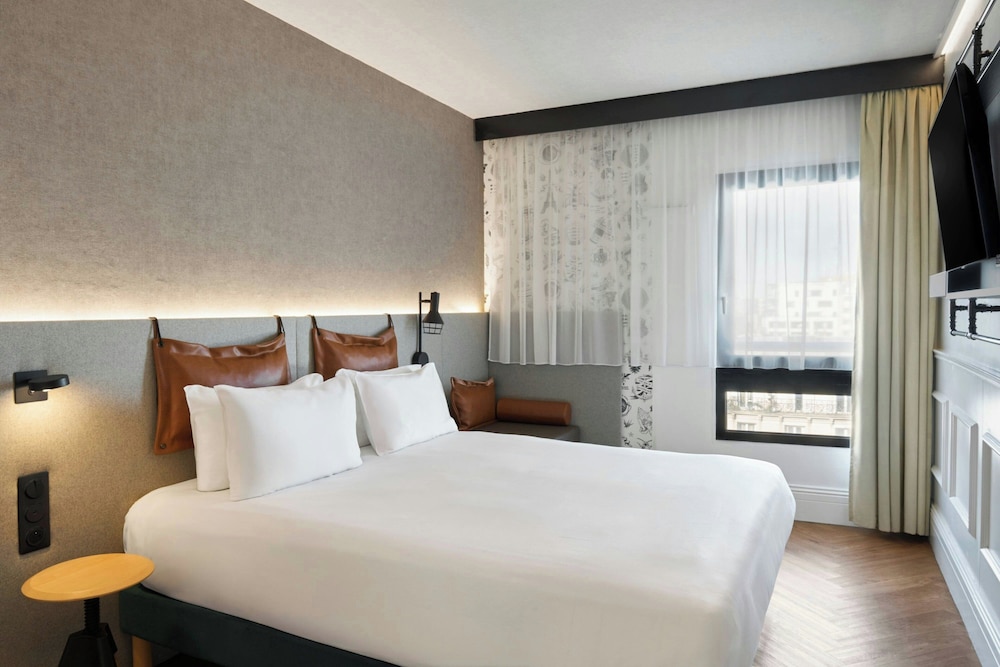 MOXY, QUEEN BED