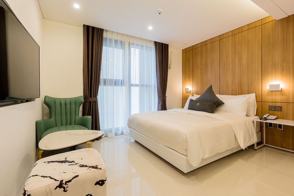DELUXE, DOUBLE BED