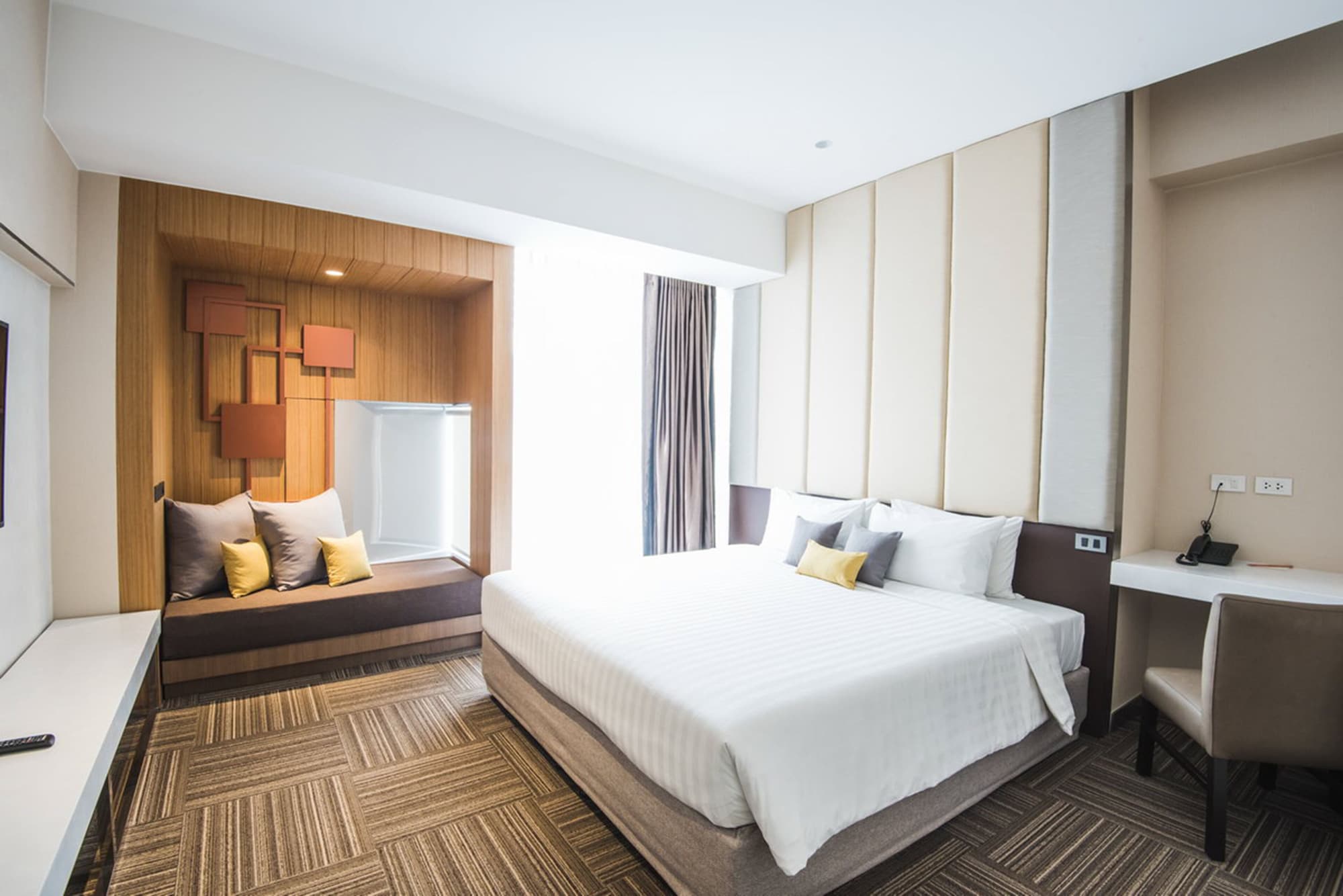 EXECUTIVE, SUITE