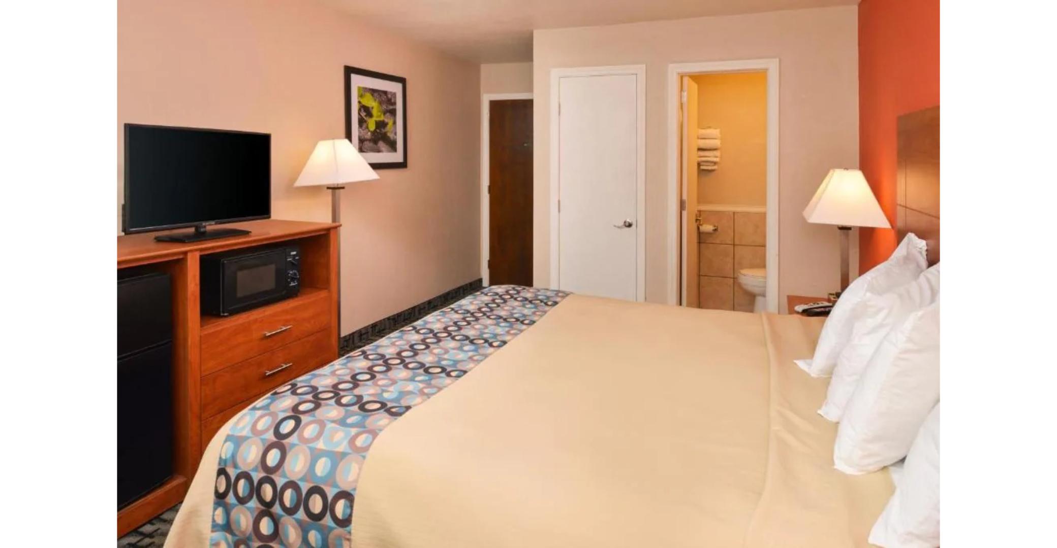 1 King Bed - Non-Smoking, Micfridge