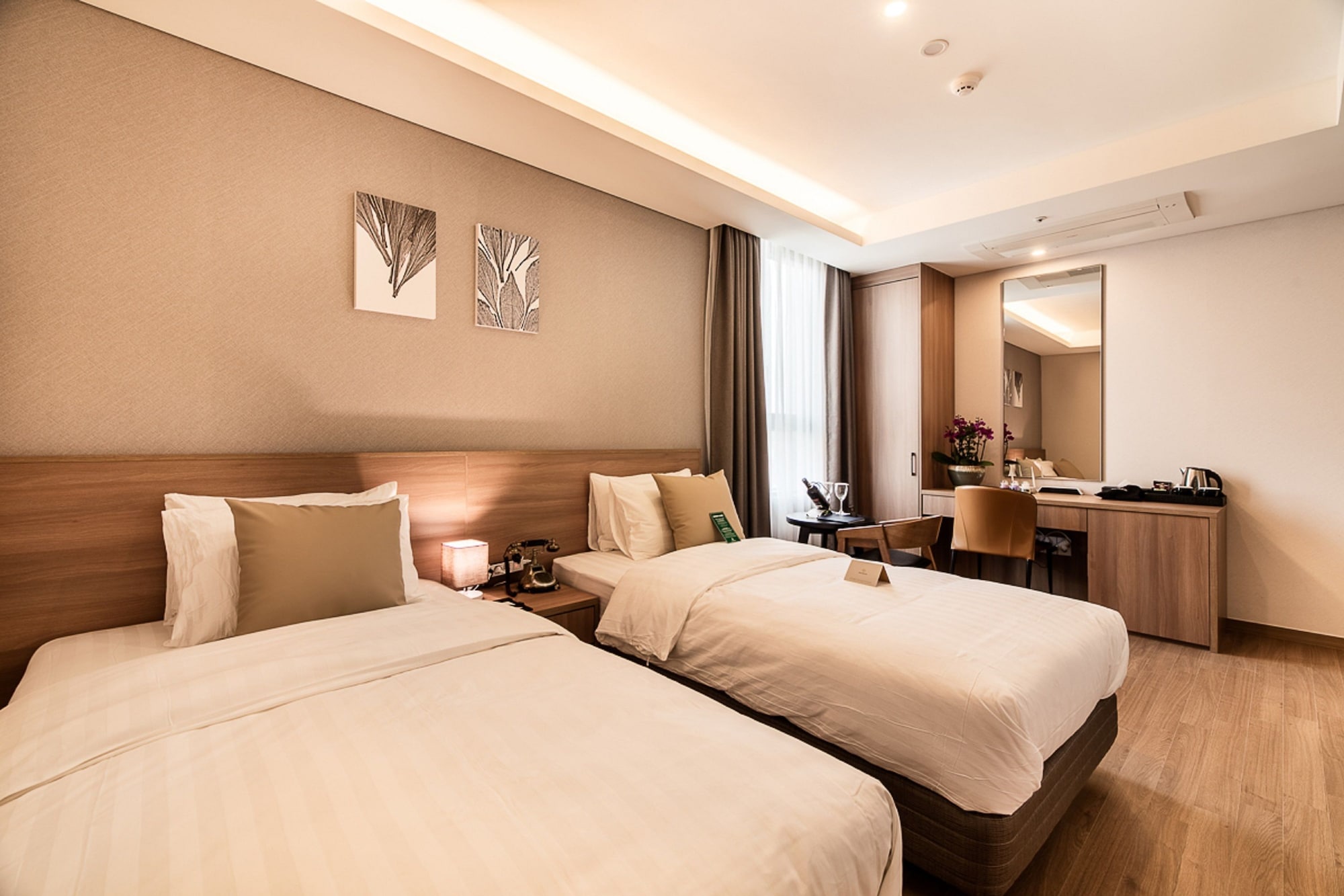 غرفة قياسية بسريرين منفصلين، WD HOTEL 2/4