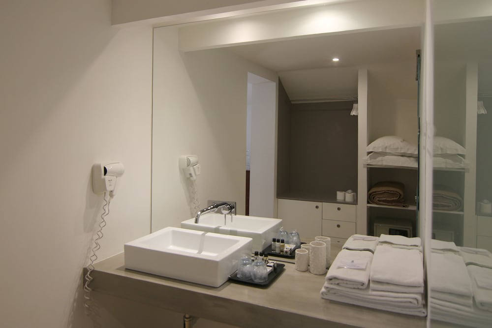 The 8 Downtown Suites 66/67