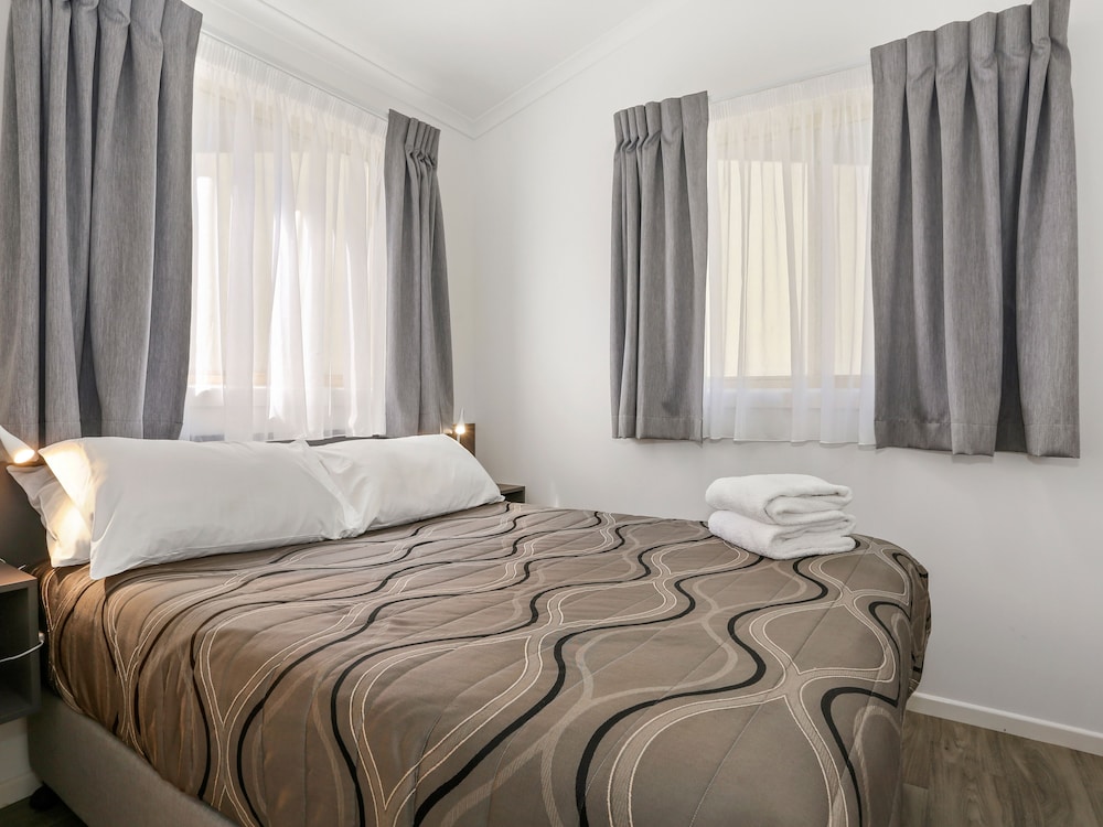 BLUE DOLPHIN HOLIDAY RESORT 12/50