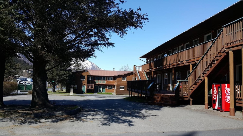 Harborview Inn 24/26