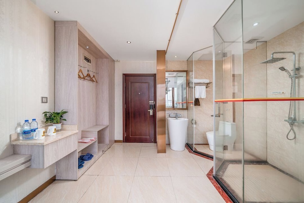 Grand Hyatt International Hotel & Free Airport Shuttle, Free VPN, Penguin Airport Hotel. 10/10