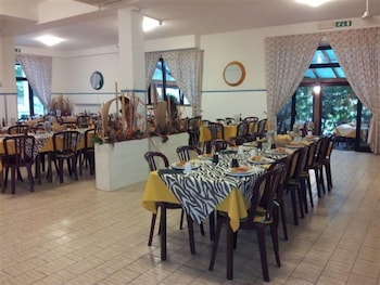 restaurant-cafeteria