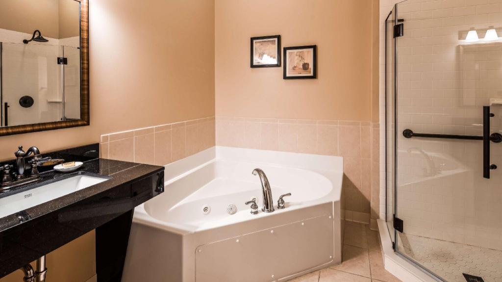 جناح بسريرين كوين مع أريكة بحوض جاكوزي بمطبخ صغير، Best Western Plus Dutch Haus Inn And Suites 4/6