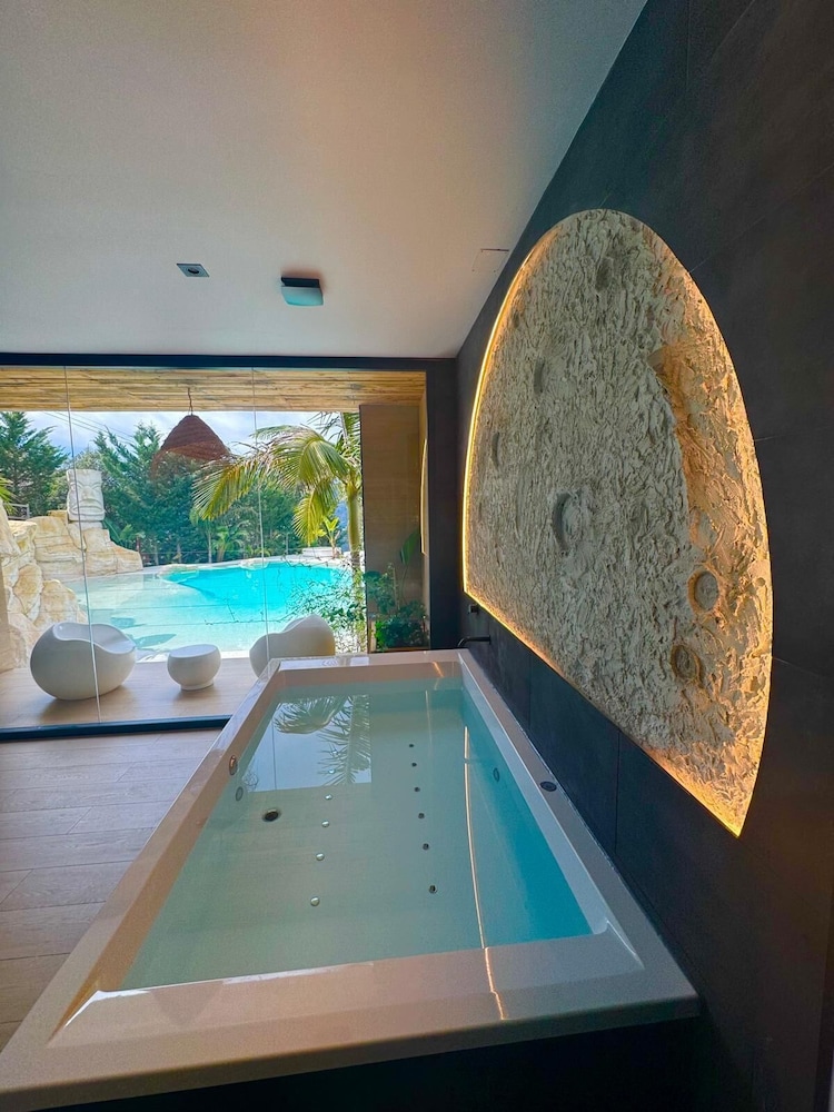 Oasis, Suite, Queen Bed