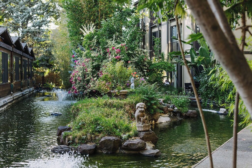 Dinah's Garden Hotel 54/60