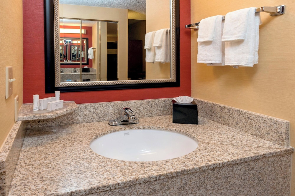 Courtyard By Marriott Winston-Salem Hanes Mall 65/66