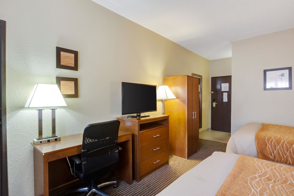 Comfort Inn & Suites Bellevue - Omaha Offutt AFB 27/42