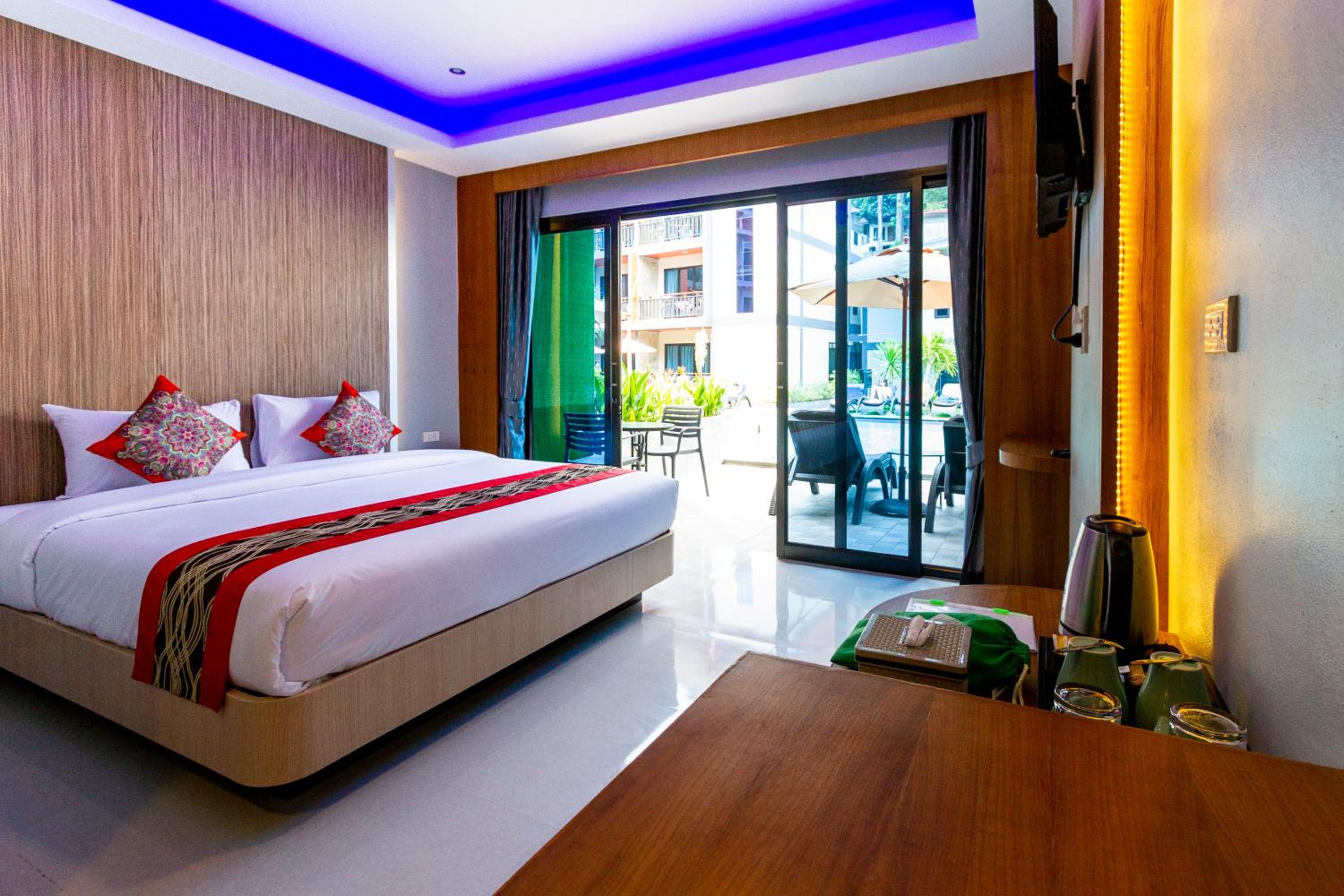 Deluxe, Queen Bed, Pool Access