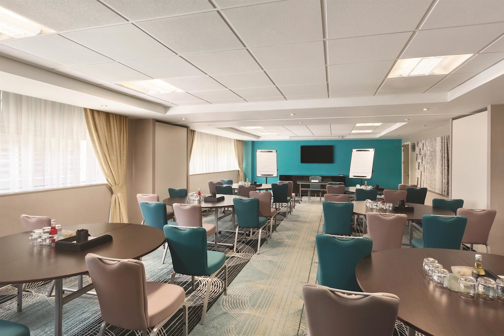 Ramada Hotel & Suites by Wyndham Coventry 35/38