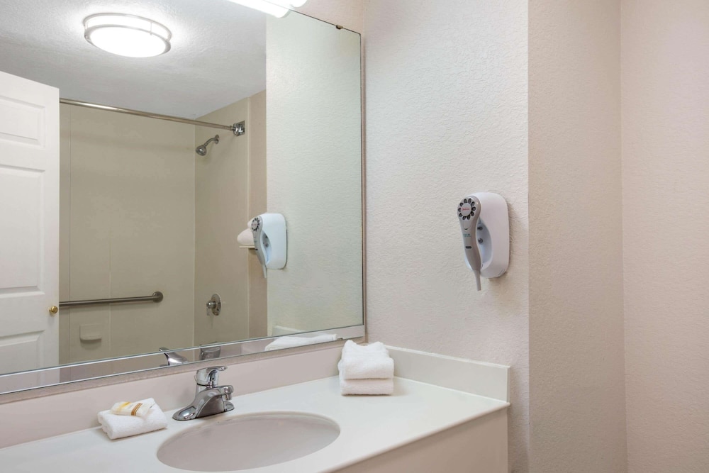 غرفة بسريرين مزدوجين، La Quinta Inn & Suites by Wyndham Ft. Lauderdale Plantation 3/3