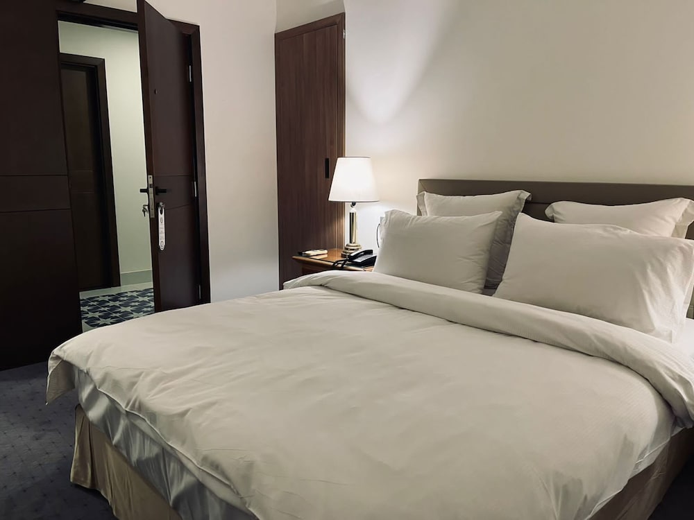 DELUXE, DOUBLE OR TWIN BED