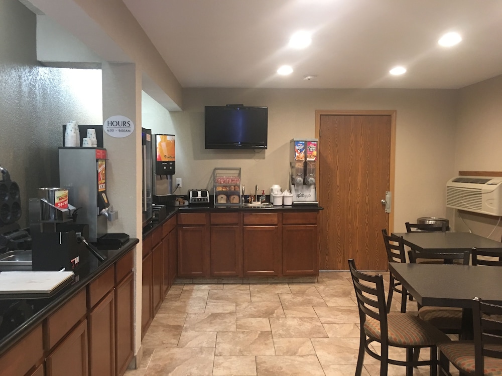 Super 8 by Wyndham Newton 8/32