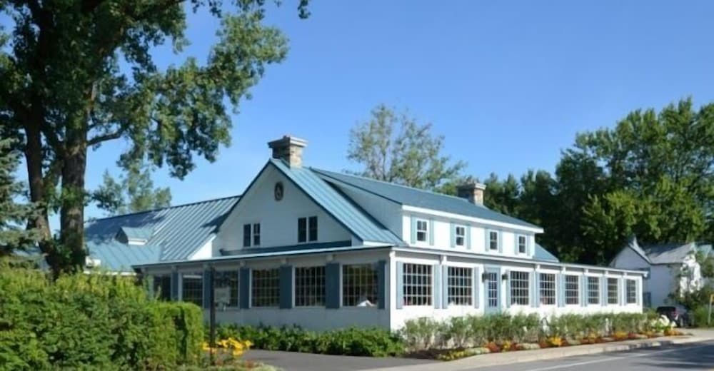 Auberge Handfield 2/50