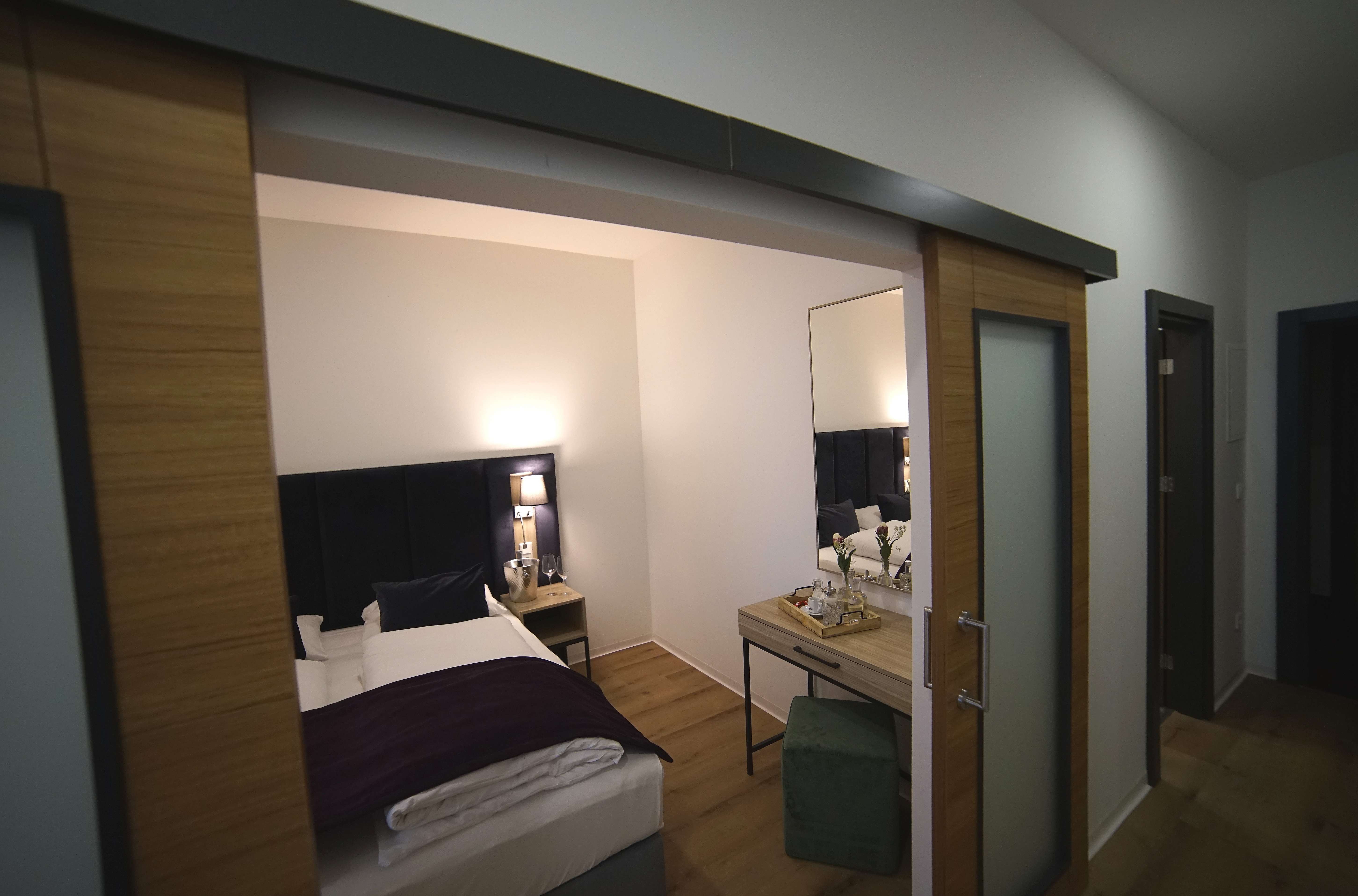 Diwo, Queen Bed