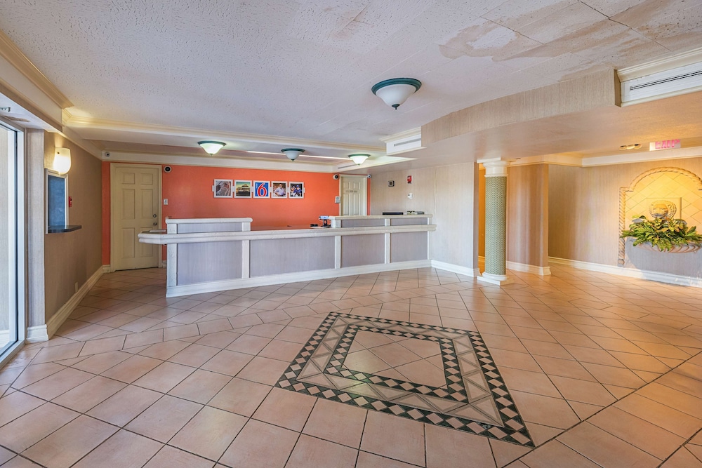 Motel6 Grand Prairie, TX - Interstate 30 8/51