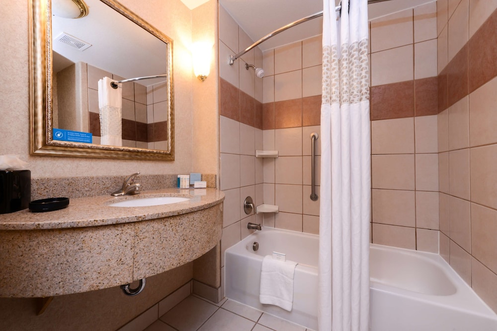 Hampton Inn Suites Ontario 17/60