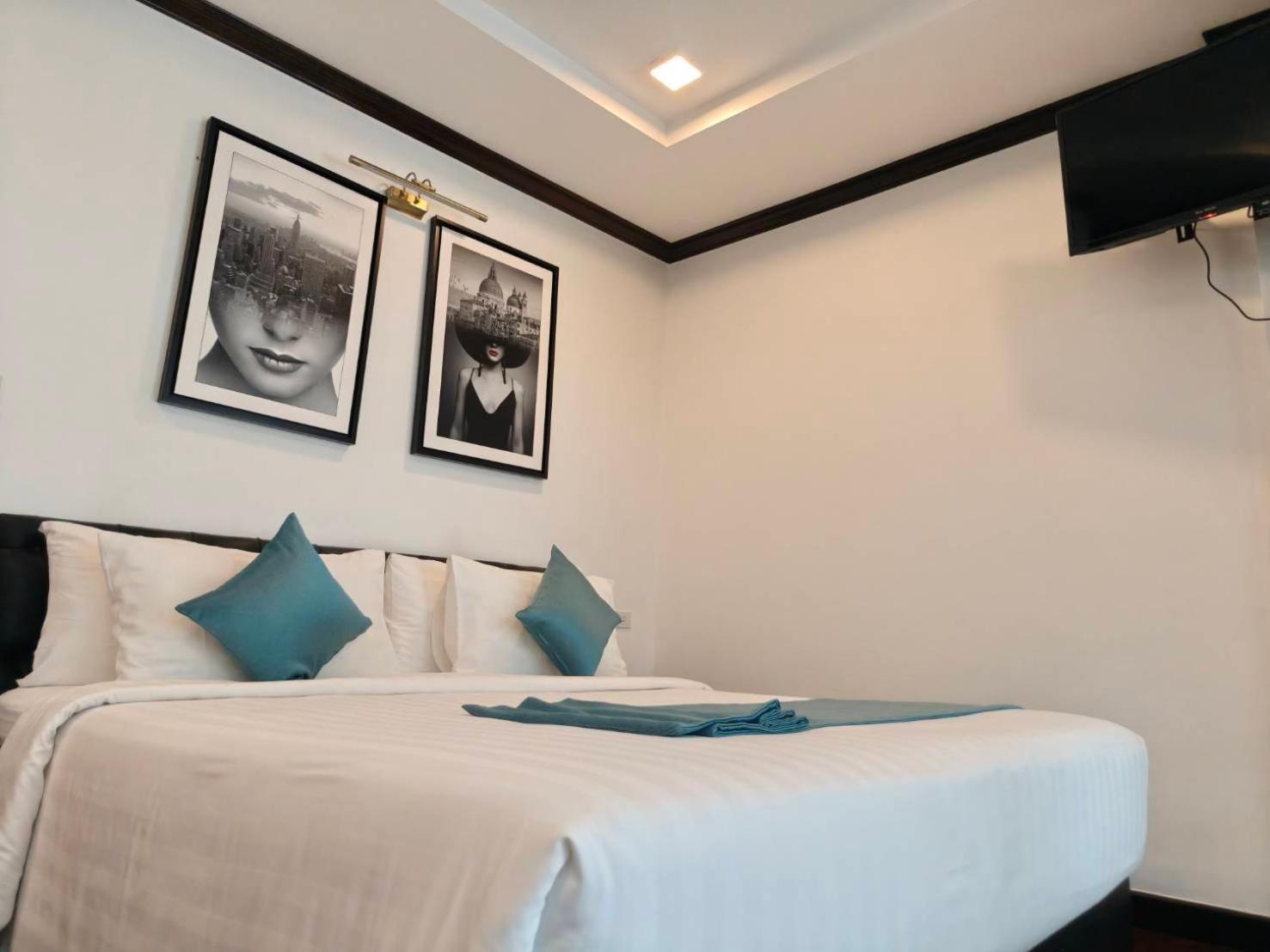 Deluxe, Double Bed, Lateral Side Sea View