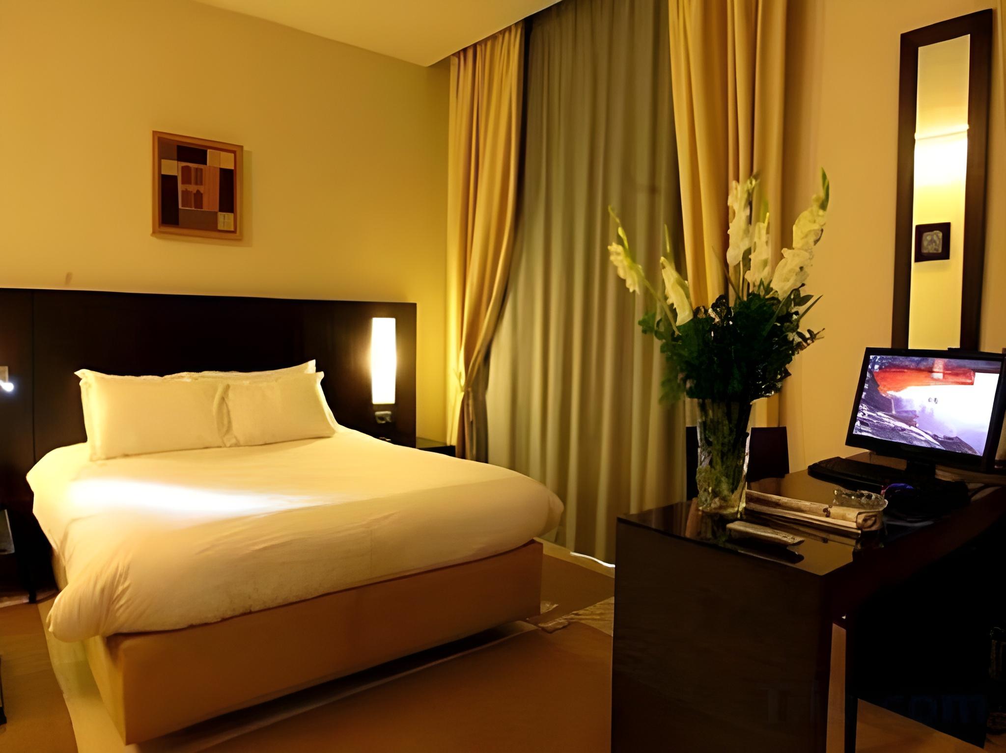 Standard, Queen Bed