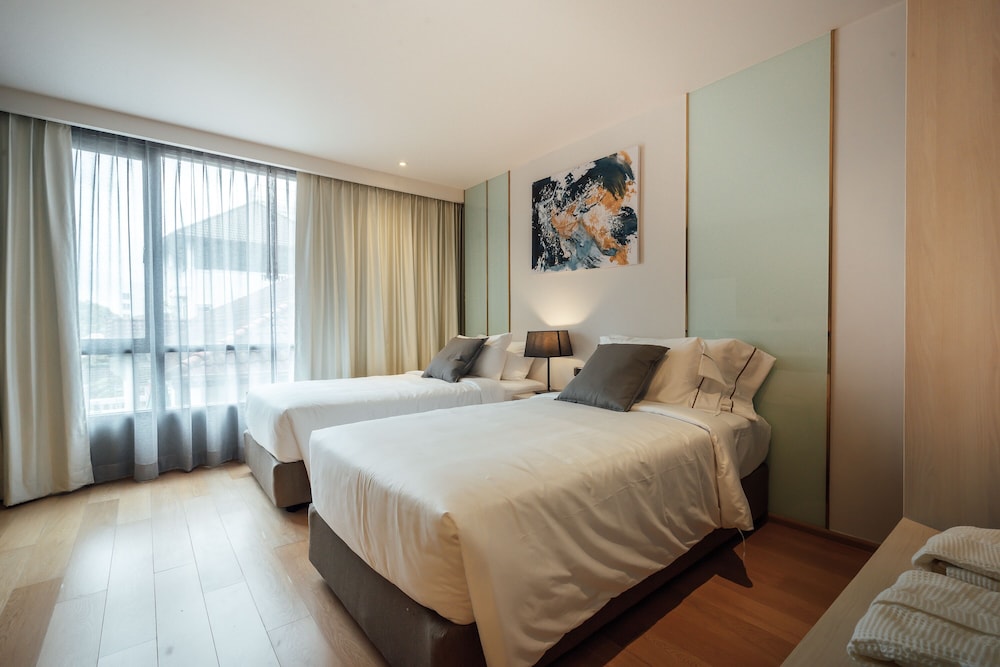 STUDIO, TWIN BEDS, KITCHENETTE