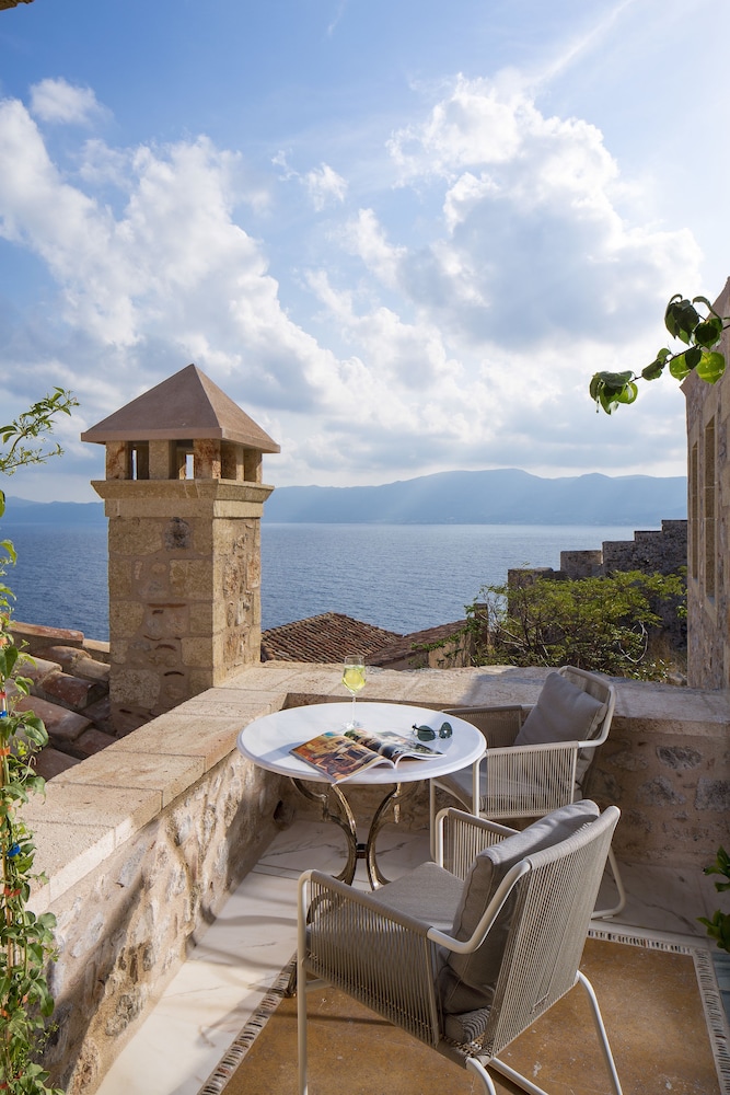 Moni Emvasis Luxury Suites 68/70