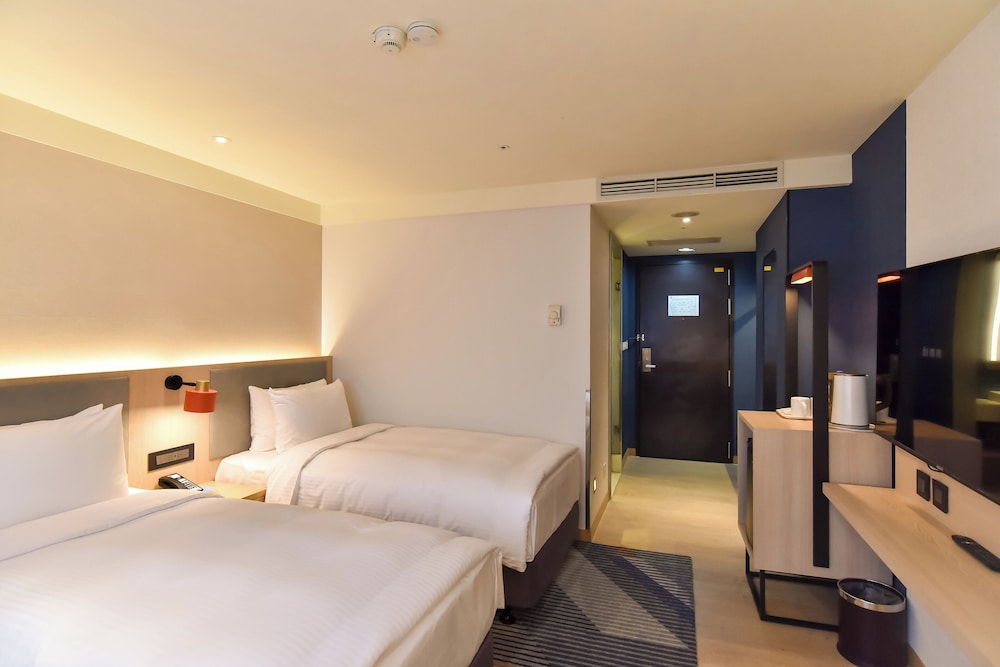 Standard, Twin Beds, No Window