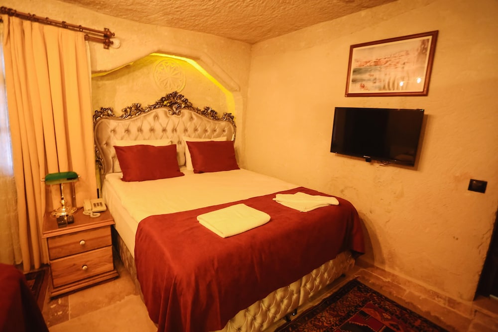 CAVE, SUITE, KING BED
