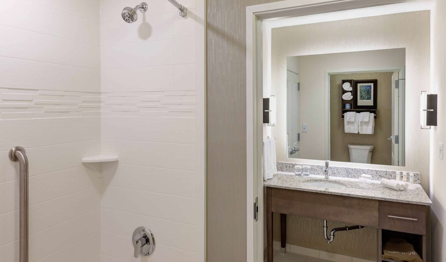 جناح بسرير كوين بحوض استحمام لذوي الإعاقة، Homewood Suites By Hilton Cape Canaveral-Cocoa Beach 2/3