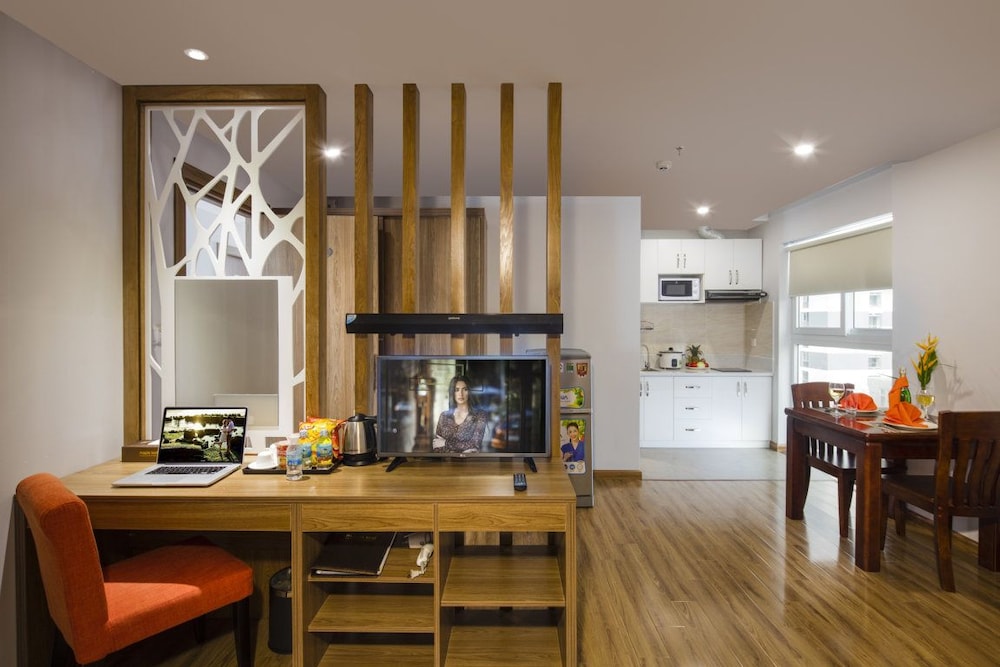 Maple Leaf Hotel & Apartment 66/75