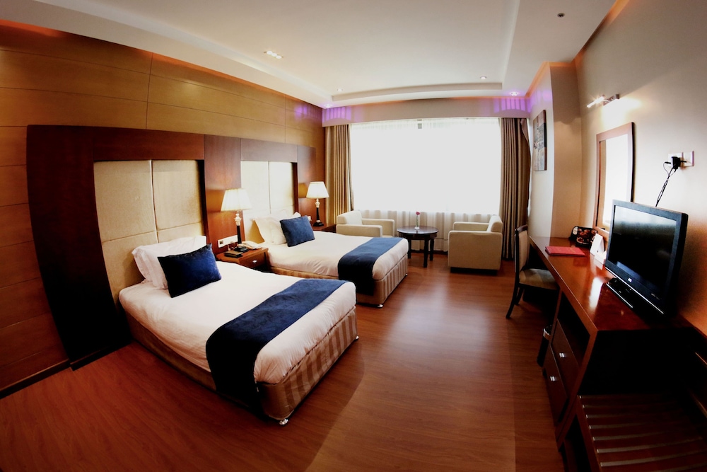 Diva Hotel 12/50
