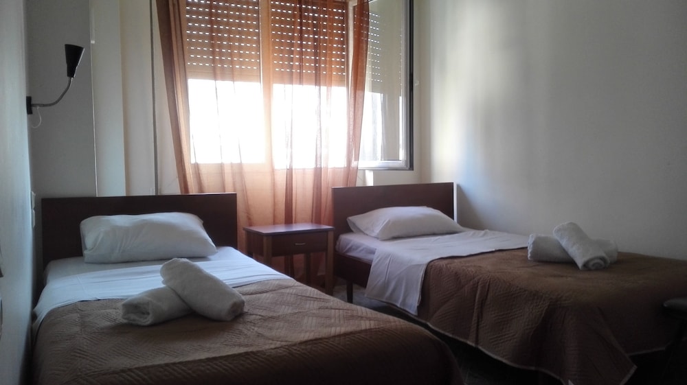 ROOM, DOUBLE OR TWIN BED