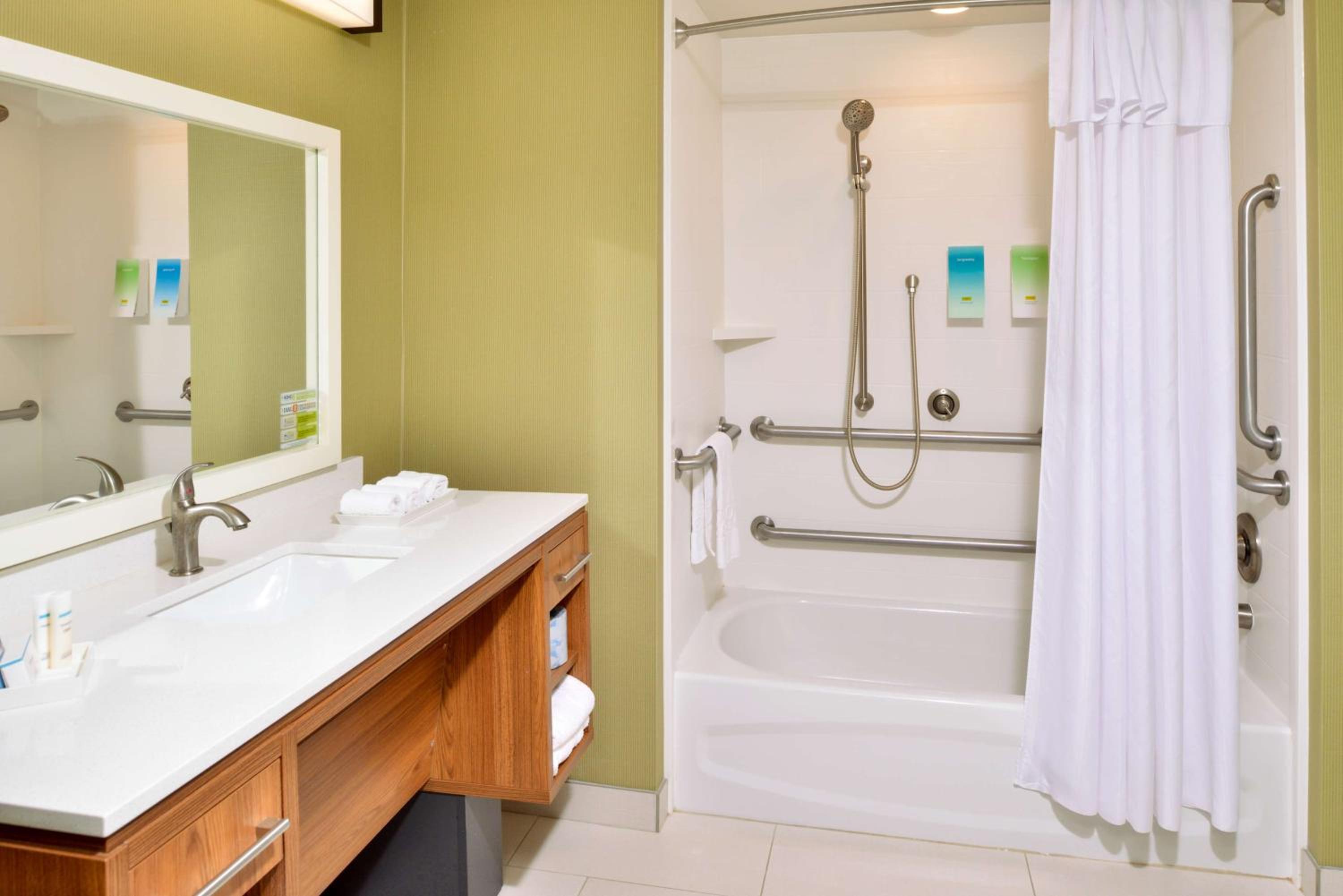 Suite, King Bed, Sofa, Accessible