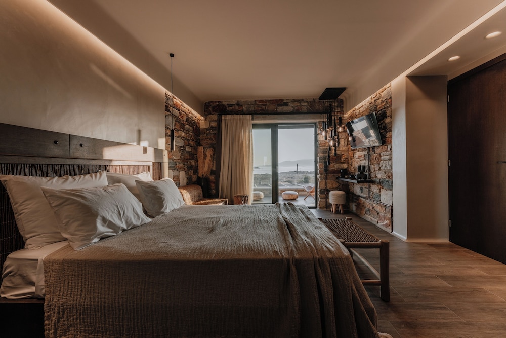 Executive, Suite, Queen Bed, Hot Tub, Pool Access